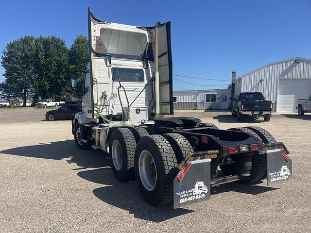 Image of Volvo VNL64T300 equipment image 3