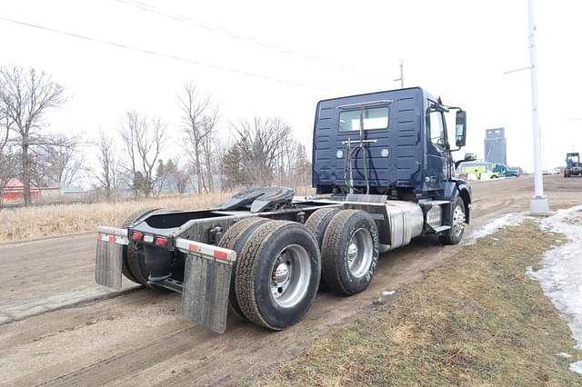 Image of Volvo VNL64T300 equipment image 2