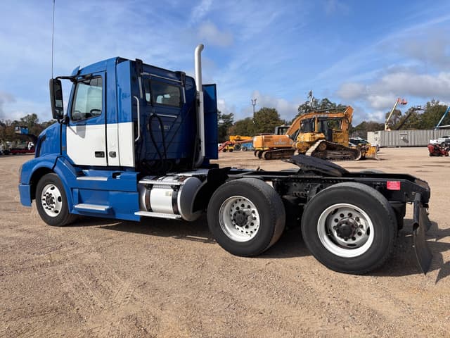 Image of Volvo VNL64T300 equipment image 3