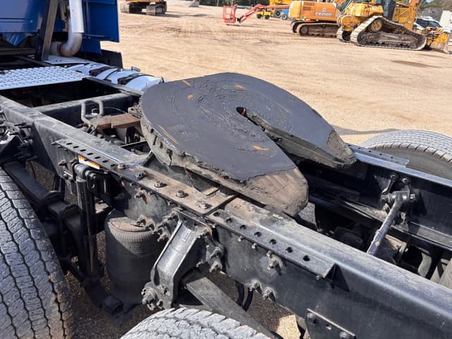 Image of Volvo VNL64T300 equipment image 4