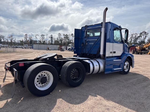 Image of Volvo VNL64T300 equipment image 2
