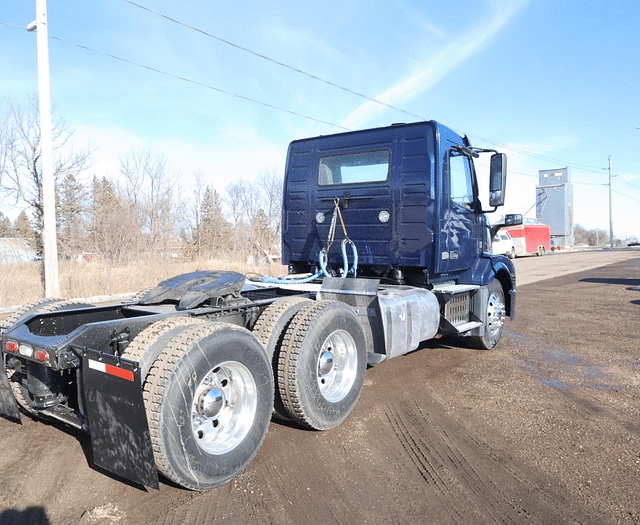 Image of Volvo VNL64T300 equipment image 2