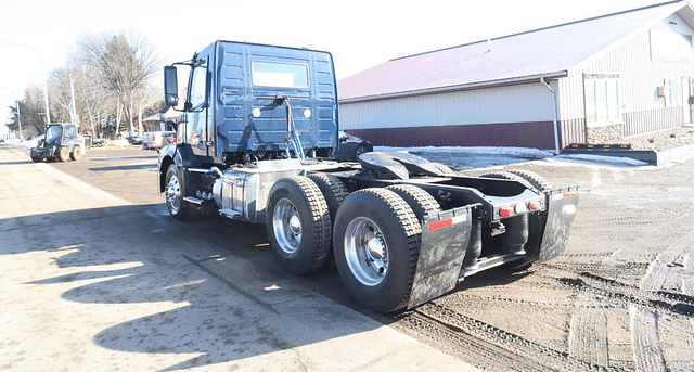 Image of Volvo VNL64T300 equipment image 3