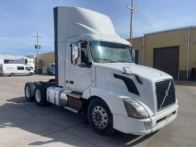 Image of Volvo VNL64T300 equipment image 2