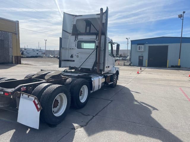 Image of Volvo VNL64T300 equipment image 4