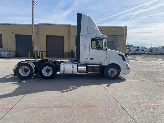 Image of Volvo VNL64T300 equipment image 3