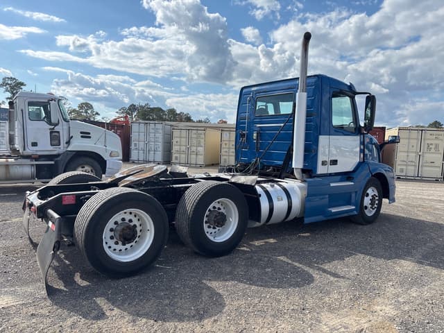 Image of Volvo VNL64T300 equipment image 2