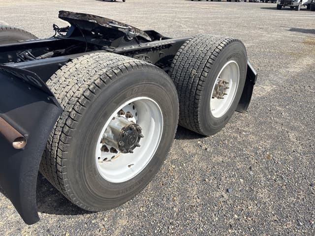 Image of Volvo VNL64T300 equipment image 4