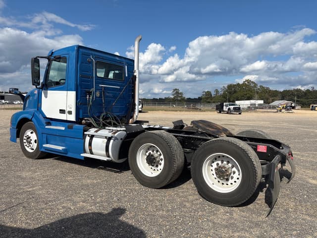 Image of Volvo VNL64T300 equipment image 3