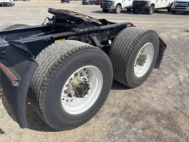 Image of Volvo VNL64T300 equipment image 4