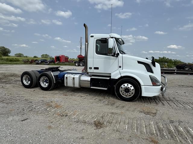 Image of Volvo VNL64T300 equipment image 4