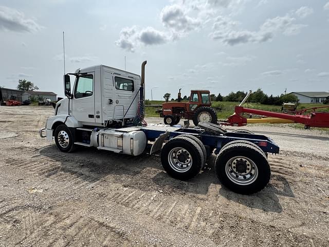 Image of Volvo VNL64T300 equipment image 2