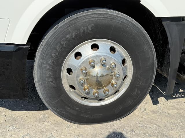 Image of Volvo VNL64T300 equipment image 1