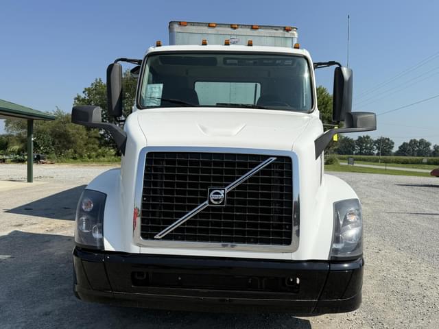 Image of Volvo VNL64T300 equipment image 3