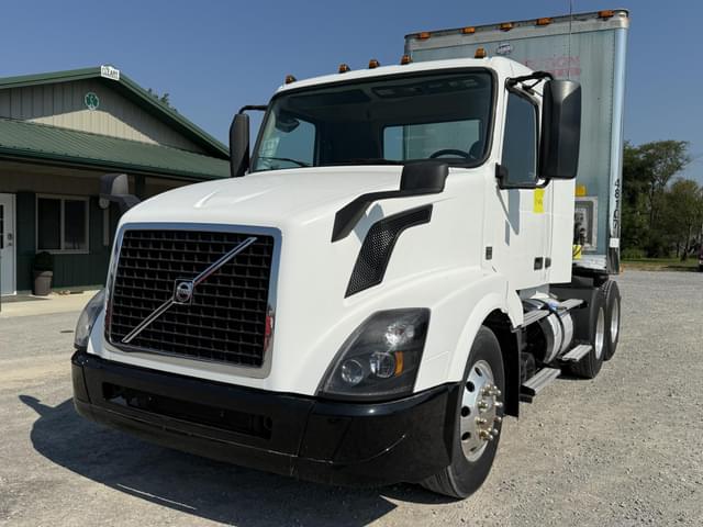 Image of Volvo VNL64T300 equipment image 2
