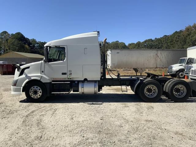 Image of Volvo VNL64T630 equipment image 4