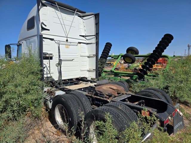 Image of Volvo VNL64T670 equipment image 3
