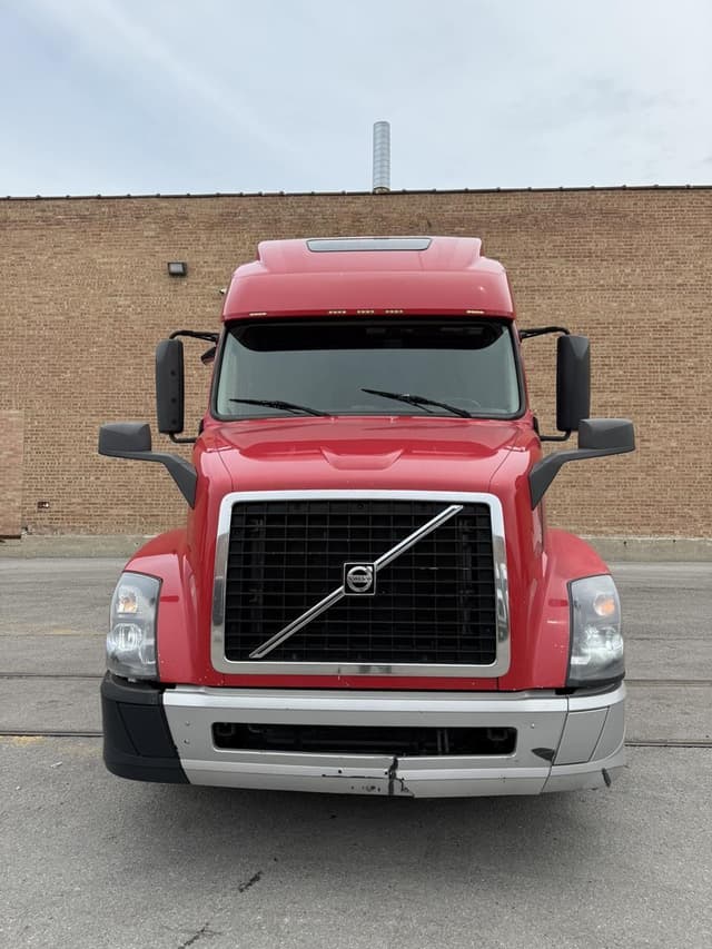 Image of Volvo VNL64T670 equipment image 2