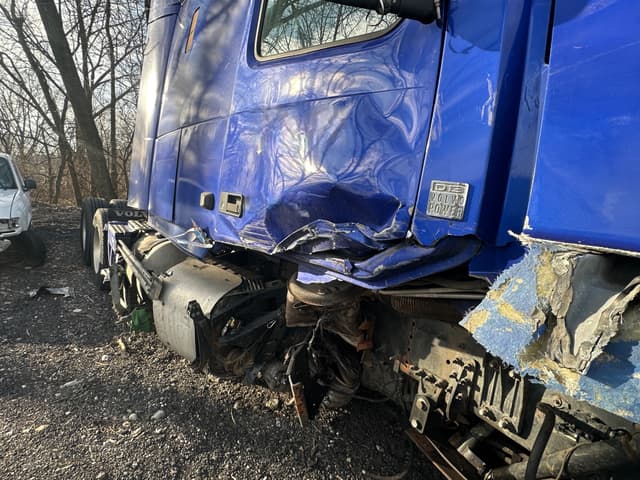 Image of Volvo VNL64T760 equipment image 4