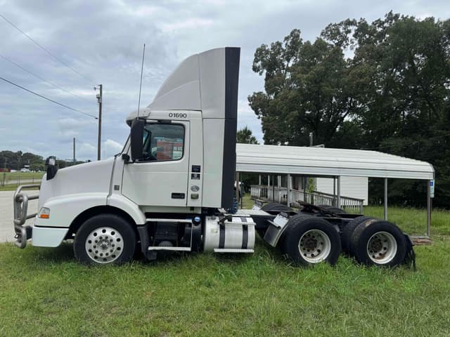 Image of Volvo VNM equipment image 1