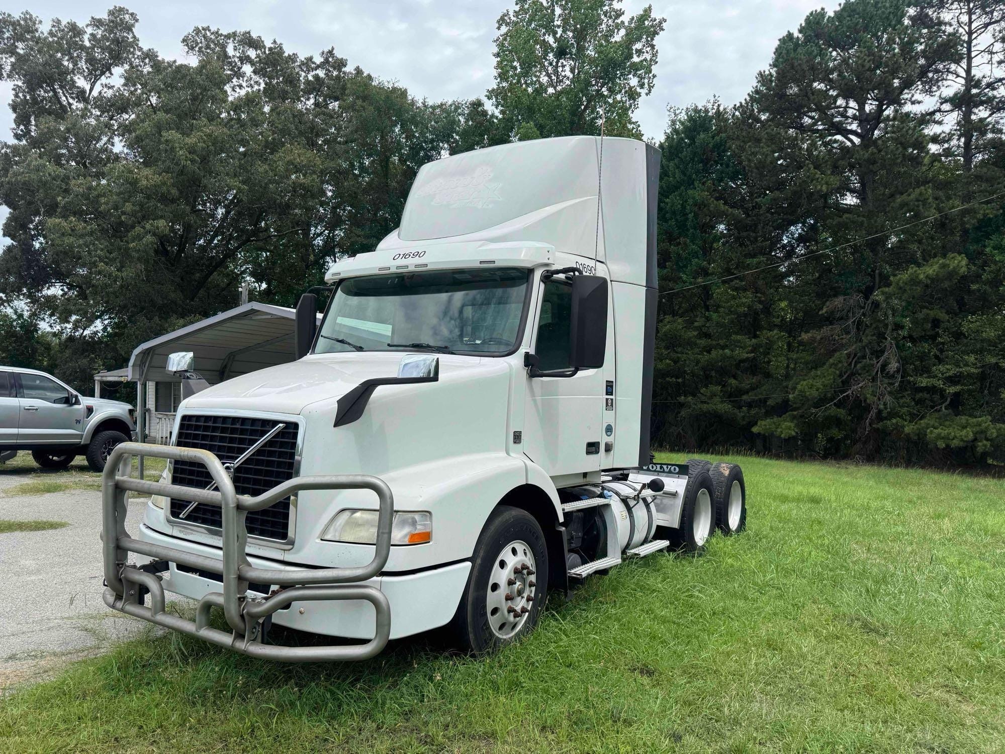 2016 Volvo VNM Equipment Image0