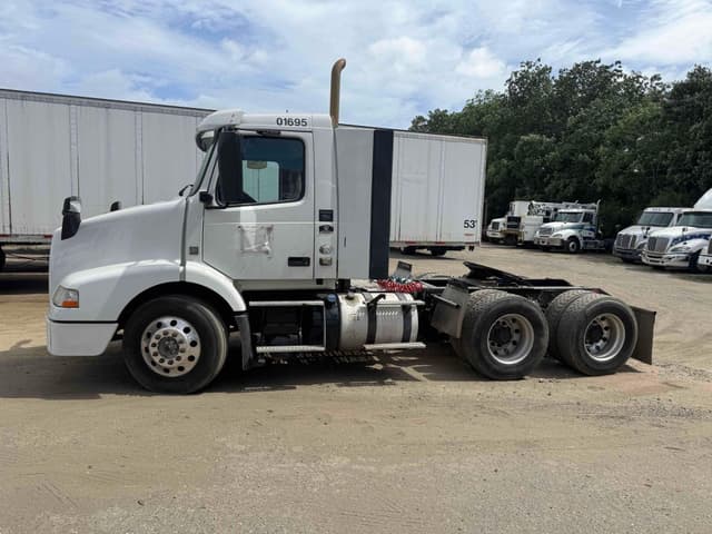 Image of Volvo VNM equipment image 1