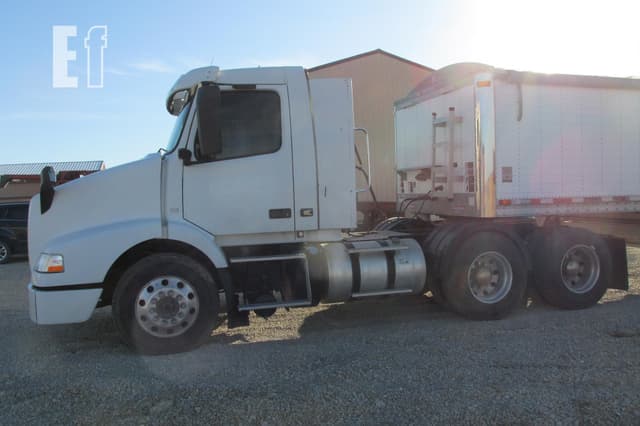 Image of Volvo VNM64T200 equipment image 1
