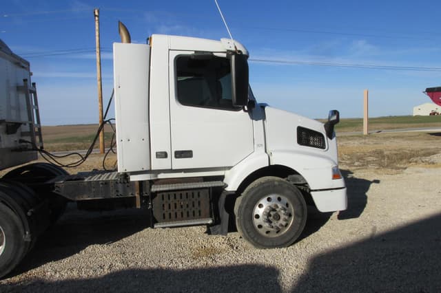 Image of Volvo VNM64T200 equipment image 4