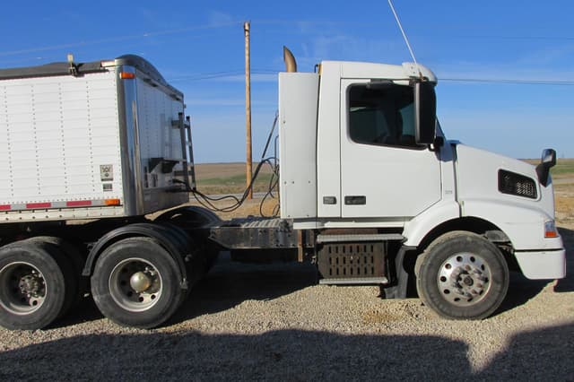 Image of Volvo VNM64T200 equipment image 3