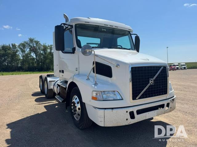 Image of Volvo VNM64T200 equipment image 2
