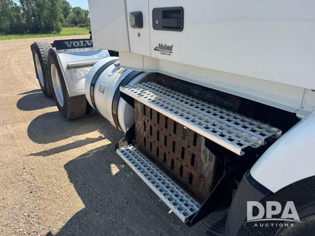 Image of Volvo VNM64T200 equipment image 4