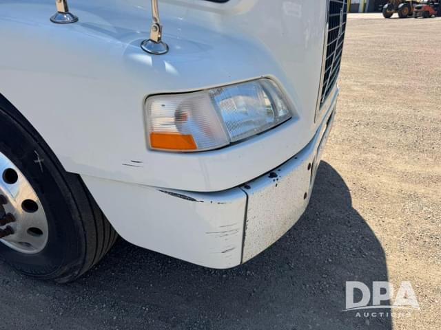 Image of Volvo VNM64T200 equipment image 3