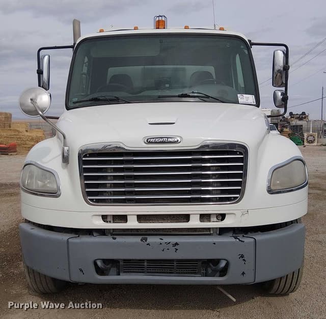 Image of Freightliner M2 equipment image 3
