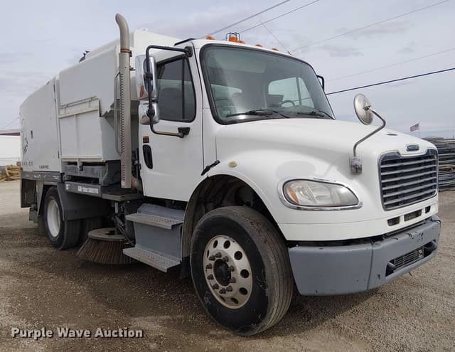Image of Freightliner M2 equipment image 4