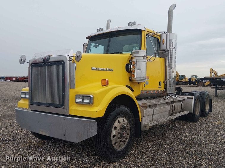 2016 Western Star 4900 Equipment Image0