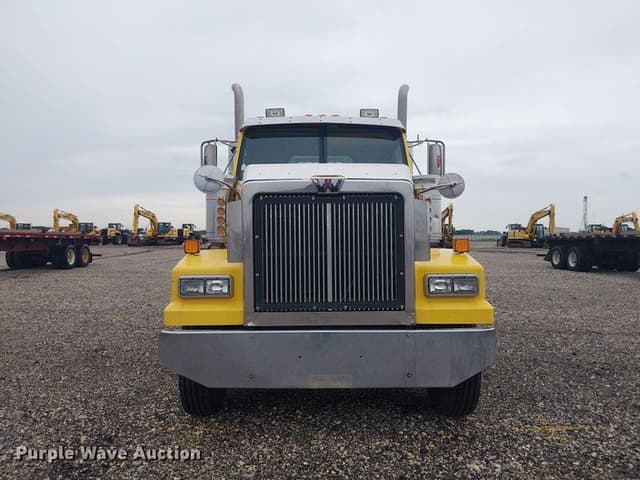 Image of Western Star 4900 equipment image 1