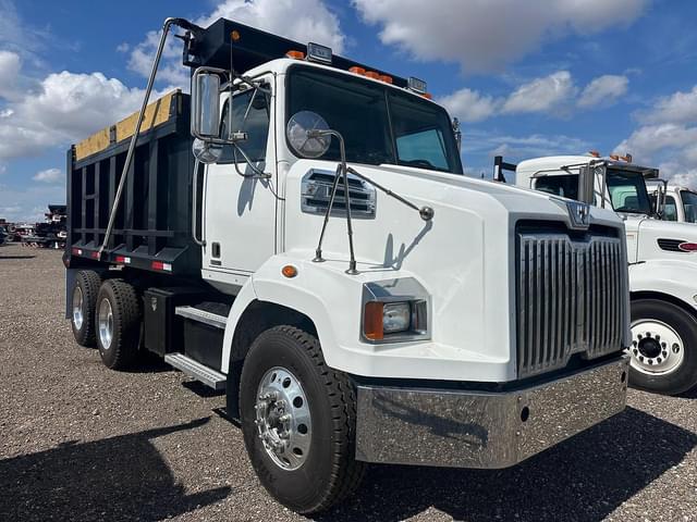 Image of International Workstar 7400 equipment image 1