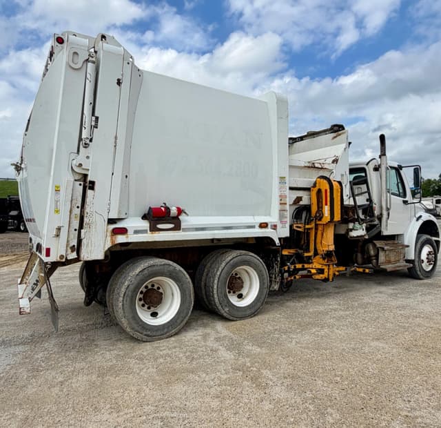 Image of Freightliner M2 equipment image 4