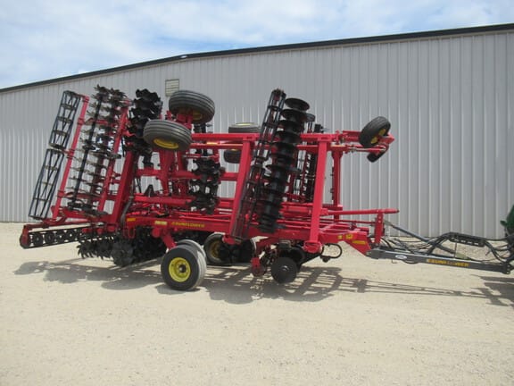 2017 Sunflower 6830 Equipment Image0