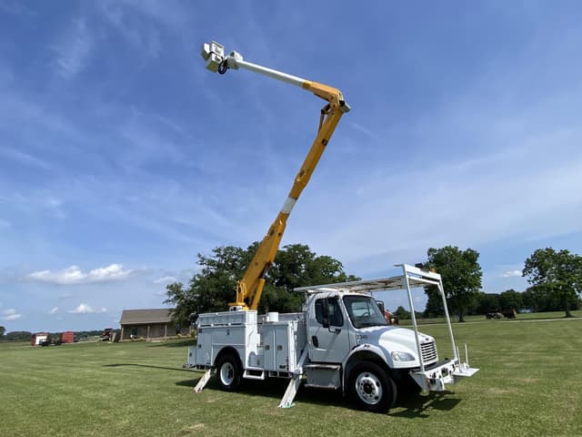 Image of Freightliner M2106 equipment image 4