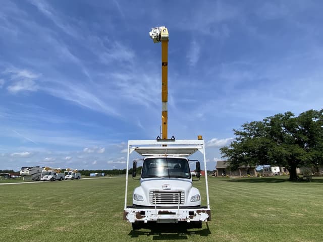 Image of Freightliner M2106 equipment image 1