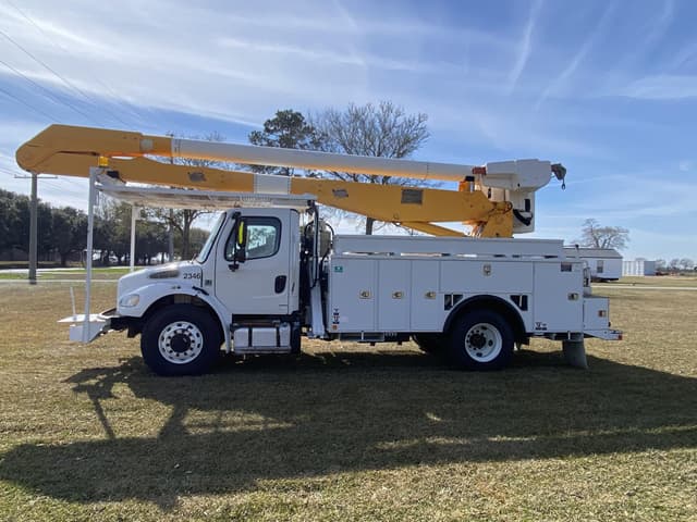 Image of Freightliner M2 106 equipment image 2