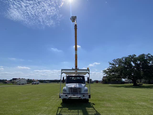 Image of Freightliner M2106 equipment image 3