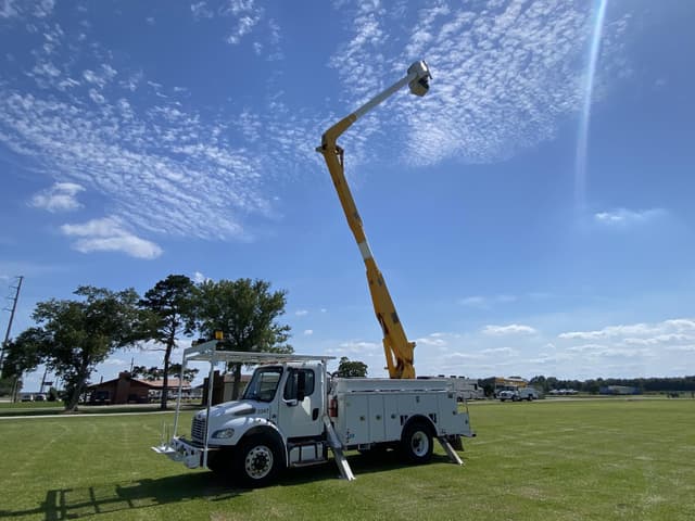 Image of Freightliner M2106 equipment image 2