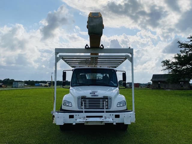 Image of Freightliner M2106 equipment image 1