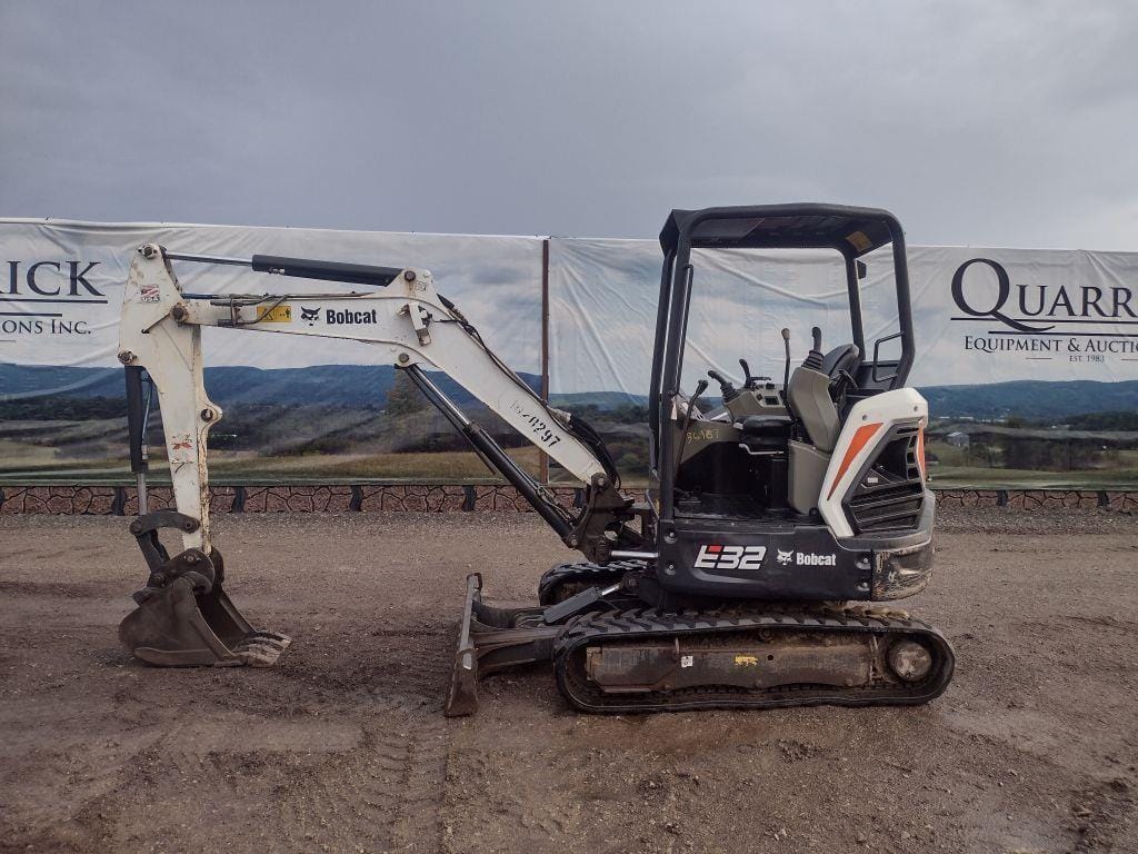2017 Bobcat E32 Equipment Image0