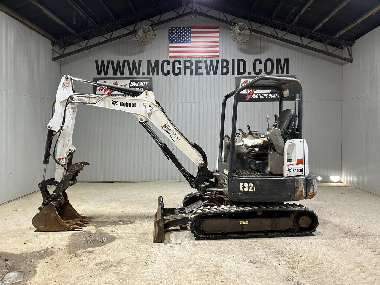 2017 Bobcat E32i Equipment Image0