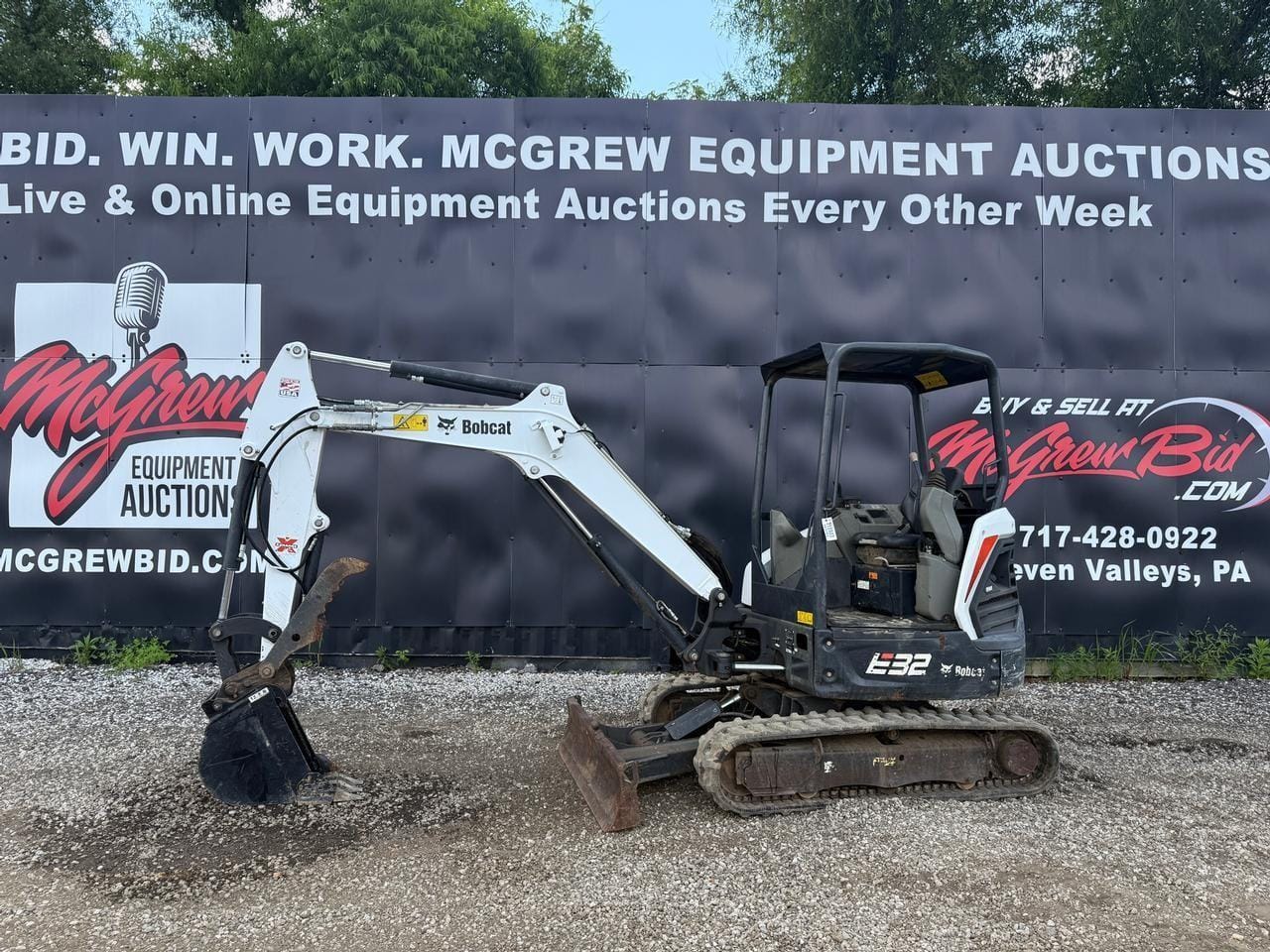 2017 Bobcat E32i Equipment Image0