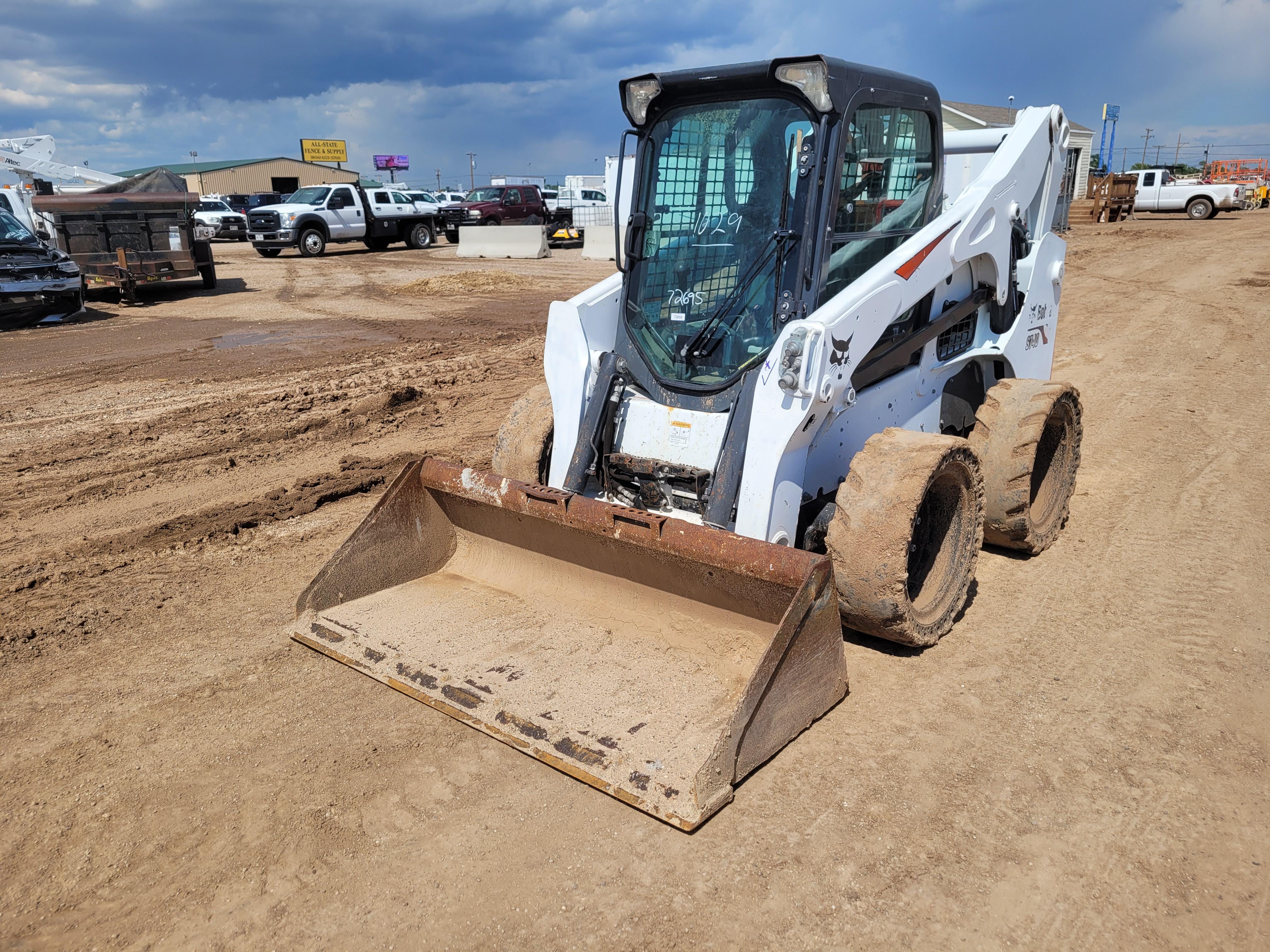 Main image Bobcat S740