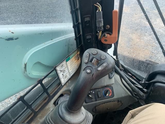 Image of Bobcat T595 equipment image 4